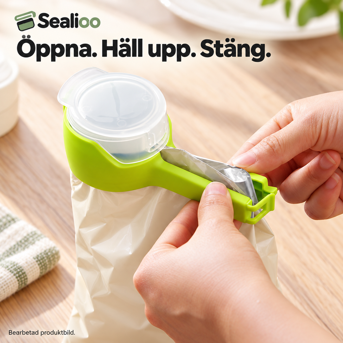 Sealioo – Påsklämma med hällpip i användning. Bearbetad produktbild.